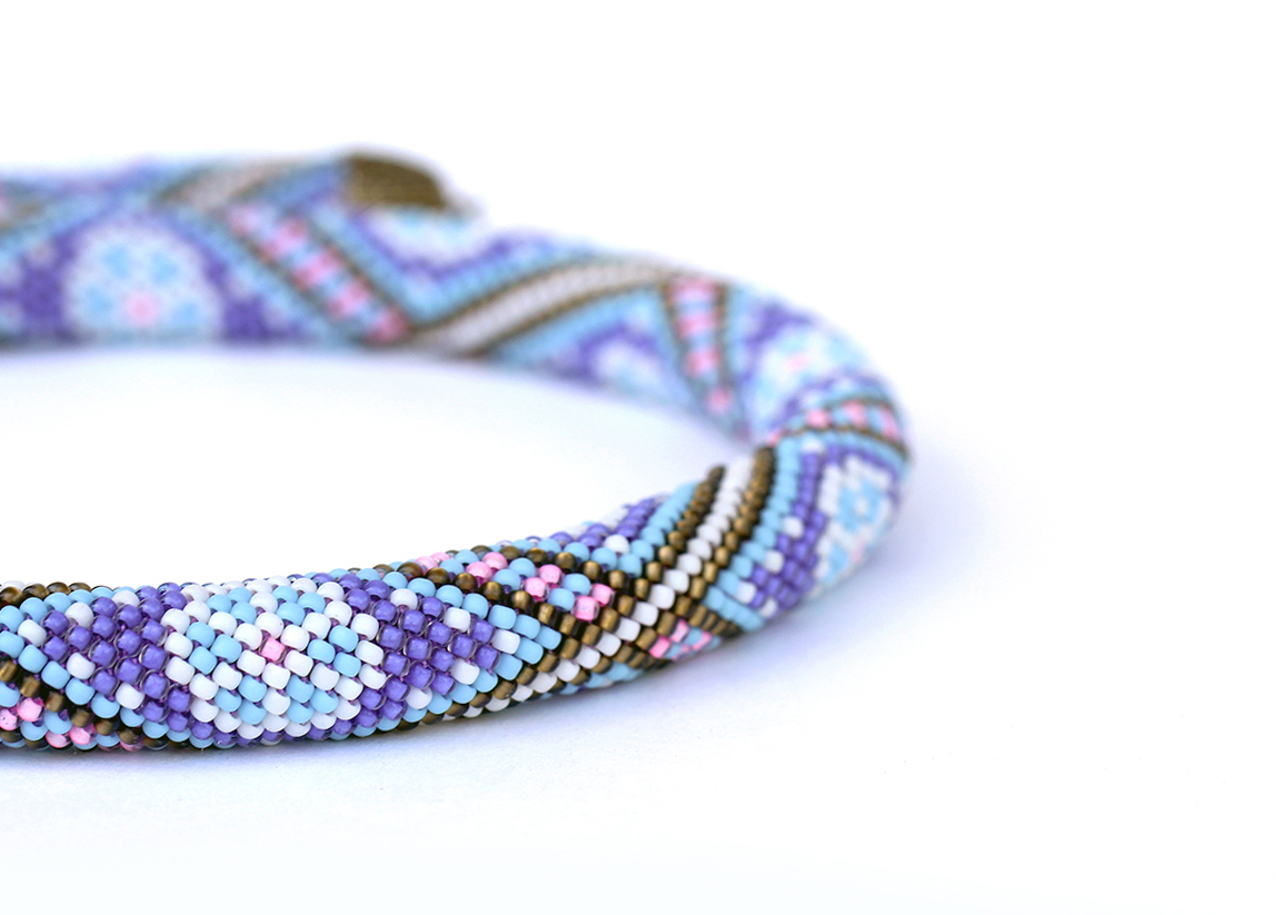 бисерный жгут крючком. жгут из бисера. жгут бисером для начинающих. молодежные браслеты из бисера. плетение жгута.