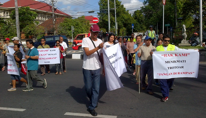 Trotoar Dihabisi Pedagang, Kaum Tuna Netra di Bali Demo