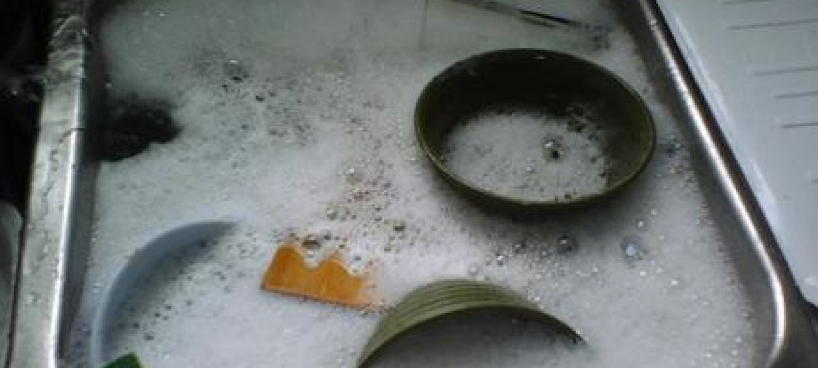 Гель из хозяйственного мыла. Гель для мытья из хозяйственного мыла. Хозяйственное мыло в раковине. Мытьё хозяйственным мылом младенца. Средства для посуды с хозяйственным мылом.