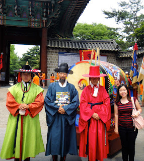 Taking commemorative picture with royal guards at Deoksugung Palace