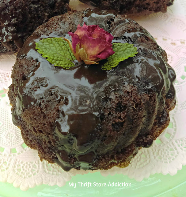 Dark chocolate mini cakes with Nutella glaze 