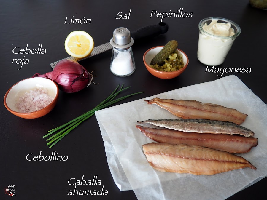 Paté de caballa ahumada aderezada con mayonesa casera y cebolla, pepinillo, cebollino y limón.