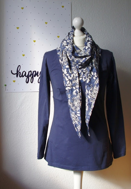 Shirt Wintershirt mit Tuch Schnittmuster für Frauen von AnniNanni genäht von Basteltantes Nähkästchen Shirt Wintershirt mit Tuch Schnittmuster für Frauen von AnniNanni selbst genähtes Damen Oberteil Longsleeve aus Jersey mit Viskose Schal Blau Blumen