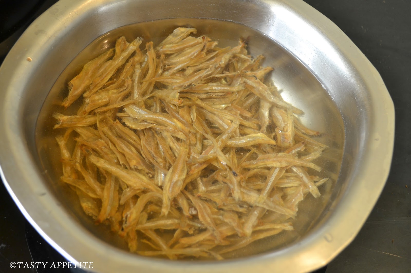 How to make Spicy Fried Anchovies / Nethili Varuval / Spicy Anchovies
