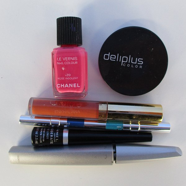 Esmalte Chanel Rose Insolent / Splash Honey Blone Aliexpress / Lapiz Ojos Kiko Makeup Milano Double Glam / Colorete 07 Melocotón Deliplus / Rimmel London Exaggerate Eye Liner