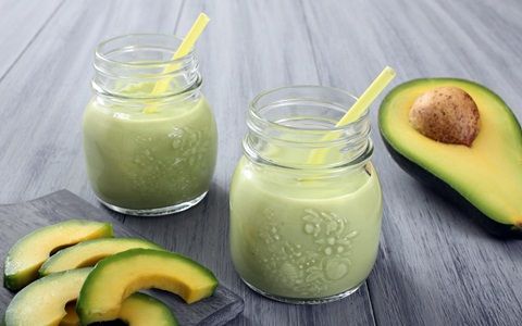 Membuat jus alpukat dengan cara di blender Membuat jus alpukat dengan cara di blender