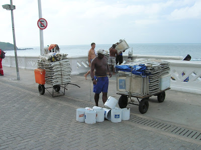 Alquiler tumbonas, Playa Faro do Barra, Salvador de Bahía, Brasil, La vuelta al mundo de Asun y Ricardo, round the world, mundoporlibre.com