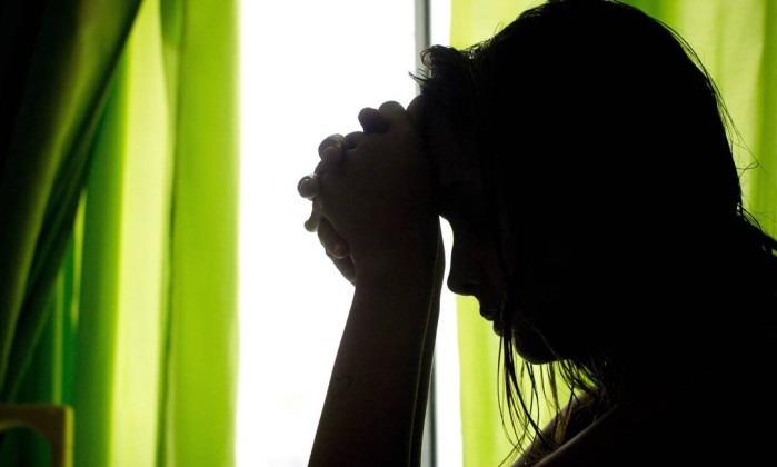Pai estupra filha lésbica com argumento de provar que “sexo é melhor com homem” Pai estupra filha lésbica com argumento de provar que “sexo é melhor com homem”