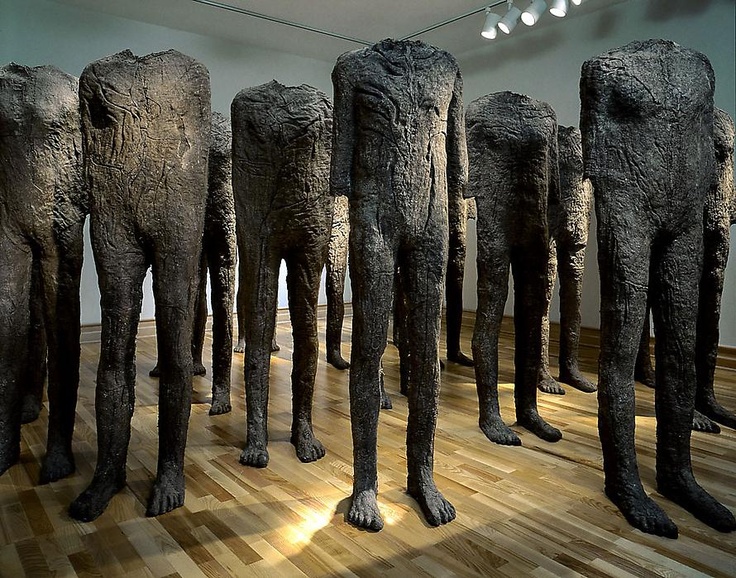 magdalena abakanowicz 12 seated figures