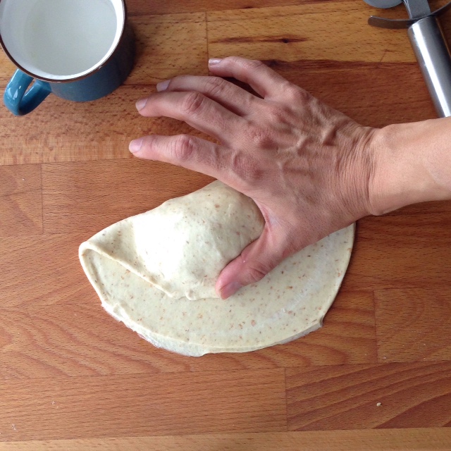 masa para empanadas chilenas horneadas via elgatogoloso.com