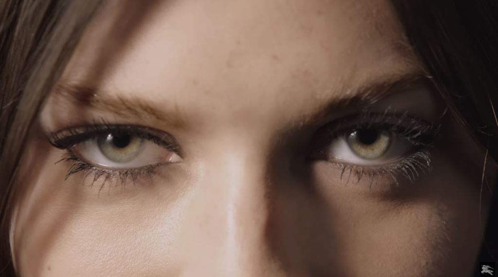 foto modella burberry mascara spot pubblicita testimonial