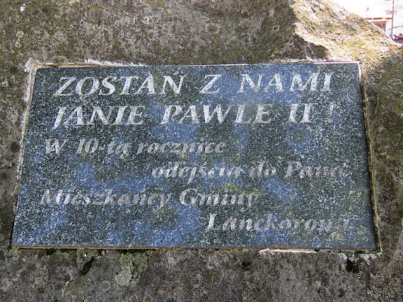 Obelisk wystawiony w 10-tą rocznicę śmierci JPII. Obelisk