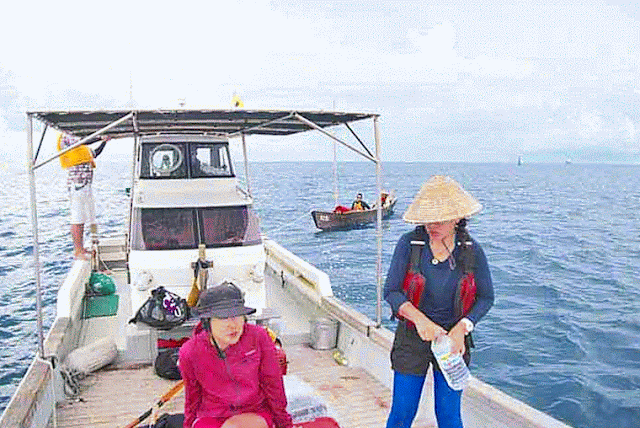 fishing boat, sabani in tow, girls, water