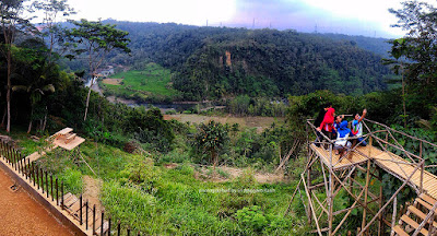 Sekelompok pegunjung sedang swafoto dengan background sungai Citanduy. Sekelompok pegunjung sedang swafoto dengan background sungai Citanduy.