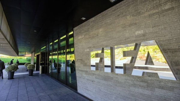 FIFA selecciona 13 árbitros VAR y explicará en pantallas gigantes decisiones