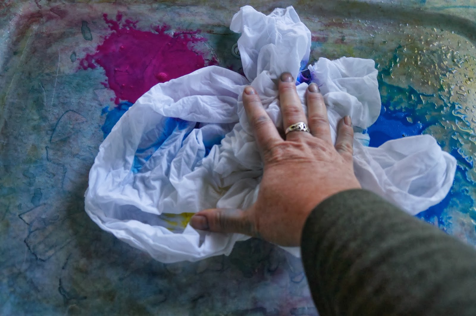 Ginger Wilson: Puddle painting with Setacolor transparent paints