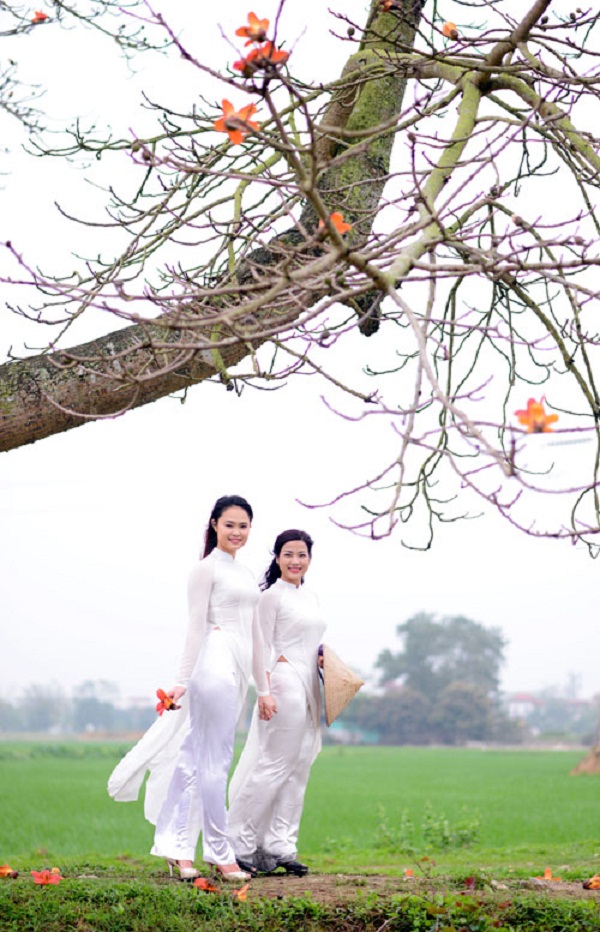 [Image: Thieu-nu-no-nuc-chup-hinh-ben-hoa-gao-4.jpg]