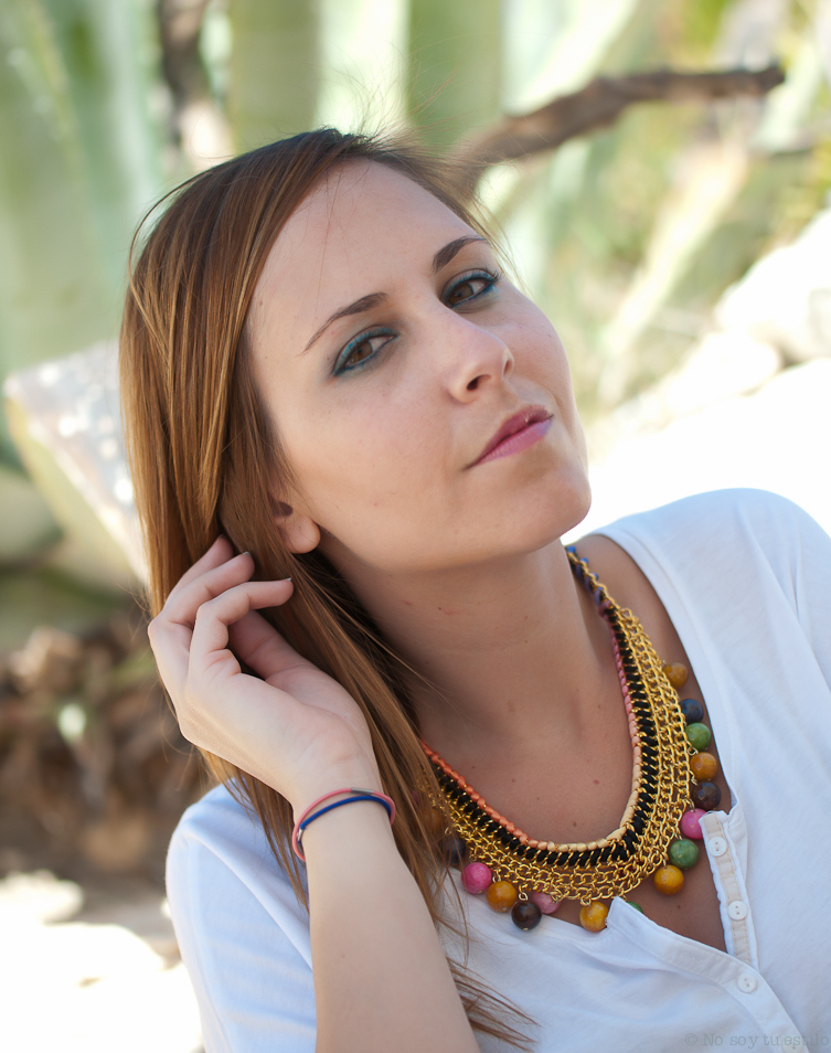 Look pantalón vaquero bordado + camiseta blanca - NO SOY TU ESTILO