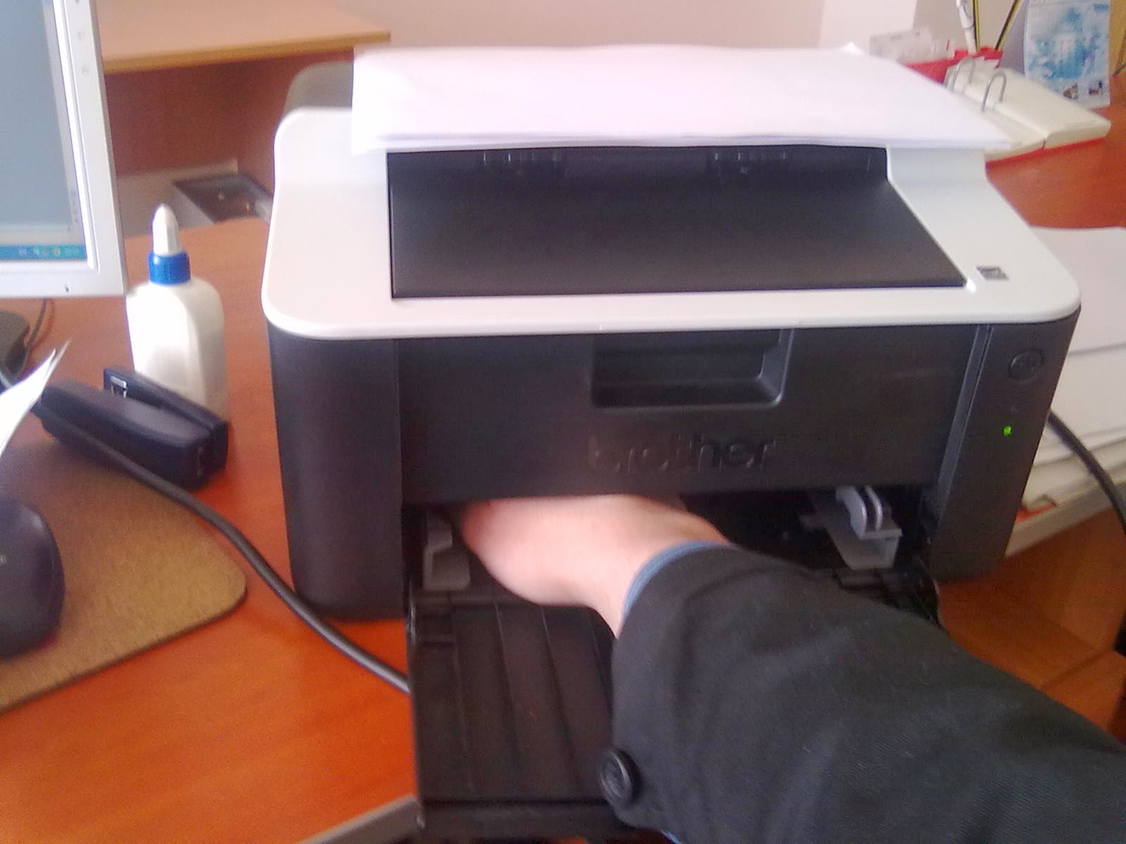 принтер мигает красным и не печатает brother. Brother hl-1110r. принтер бротхер мигает лампочка красным. Brother hl-1202r. принтер brother hl-1110r.