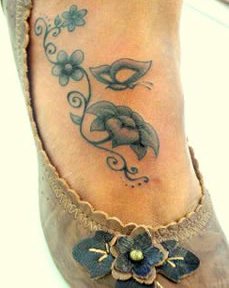 Tatuagens ficam elegantes em seus pés Tatuagens ficam elegantes em seus pés