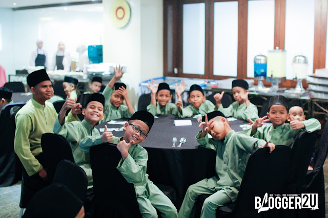 Anak-anak yatim dari Pusat Jagaan Kasih Murni, Taman Keramat, Kuala Lumpur. Pemberian duit raya kepada anak-anak yatim yang hadir