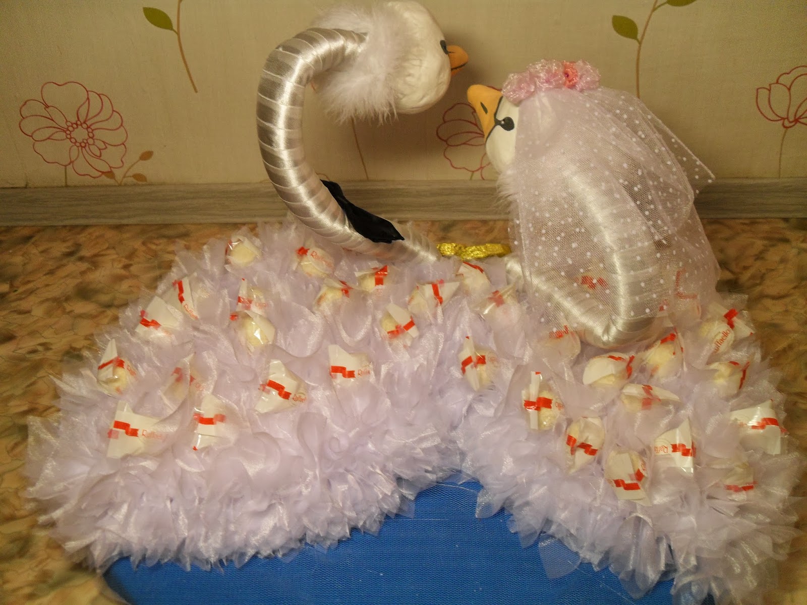 Лебедь из конфет