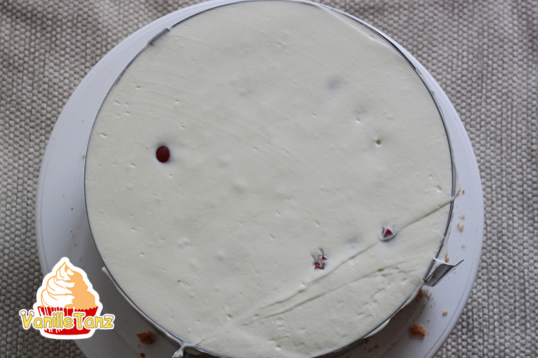 Luftige Brandteig-Käse-Sahne-Torte mit Kirschen - VanilleTanz