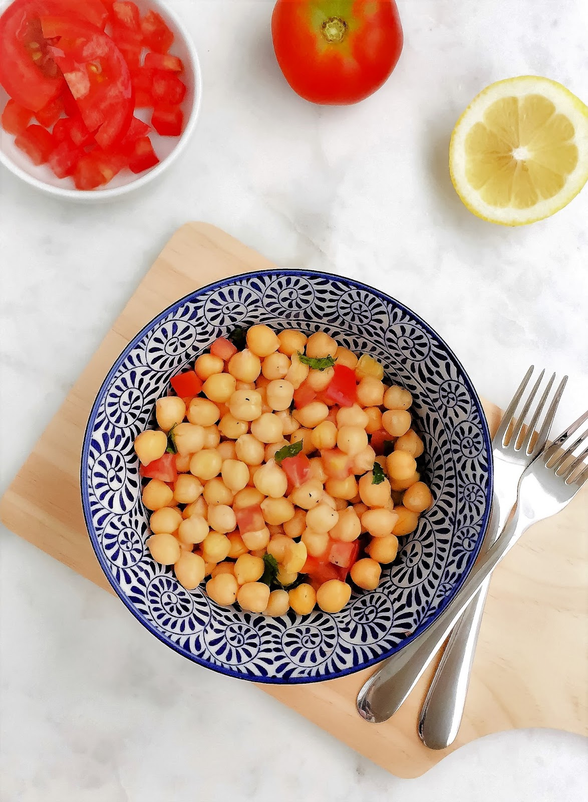 Ensalada de garbanzos con tomate, hierbabuena y limón De andar por casa