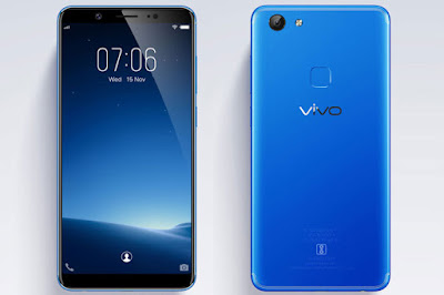 Spesifikasi Vivo V7 Spesifikasi Vivo V7 Diantara semua sektor yang melekat pada body ponsel ini, spek Vivo V7 yang paling diunggulkan dan digadang-gadang mampu bersaing dengan ponsel kelas premium adalah sektor kamera. Karena itu pula tagline yang diusung “Clear Selfie, Clear Shoot & Clear Momen”. Tidak tanggung-tanggung, lensa yang dipasang pada kamera depan memiliki resolusi sebesar 24 MP. Padahal LG G6 hanya memiliki lensa 5MP sementara Samsung Galaxy S8 hanya berlensa 8 MP. Resolusi yang luar biasa besar untuk kebutuhan video call dan foto selfie tersebut masih dilengkapi dengan sejumlah fitur untuk menghasilkan swa-foto yang benar-benar sempurna, seperti aperture f/2.0, Soft Light Flash untuk membantu pencahayaan saat selfie di tempat gelap, Potrait Mode untuk eksitasi efek dan fitur Face Beauty untuk mempercantik wajah. Tidak hanya kamera depan, lensa yang ditanamkan pada kamera belakangpun juga melebihi kamera 2 ponsel premium dari Korea Selatan. Jika kamera utama LG G6 memiliki resolusi 13MP dan Galaxy S8 berlensa 12 MP, maka Vivo V7 menggunakan lensa 16MP. Itu pun masih disertai dengan sejumlah fitur untuk memaksimalkan hasil jepretan, seperti aperture f/2.0, phase detection, LED Flash, 1/3” Sensor Size, dan sejumlah fitur yang lain. Sehingga selain dapat menghasilkan foto yang istimewa, Vivo V7 juga mampu merekam video dengan gambar berkualitas Full HD 1080p@fps.