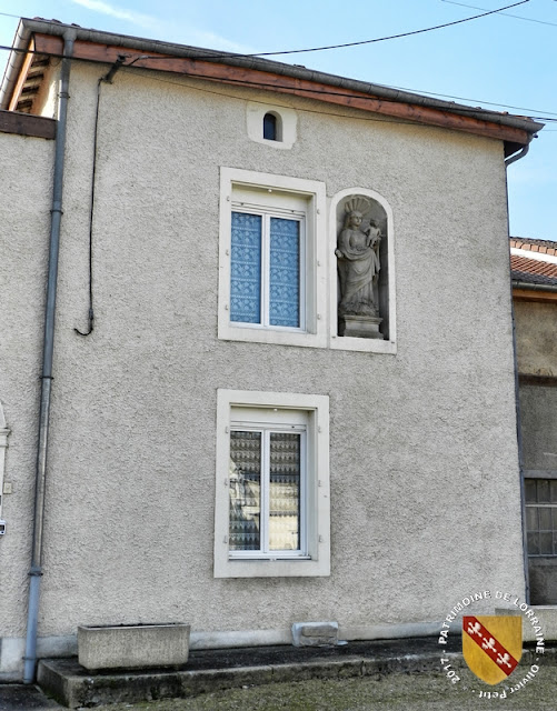 GOUSSAINCOURT (55) - Maison à la Vierge à l'Enfant (XVIIIe siècle)