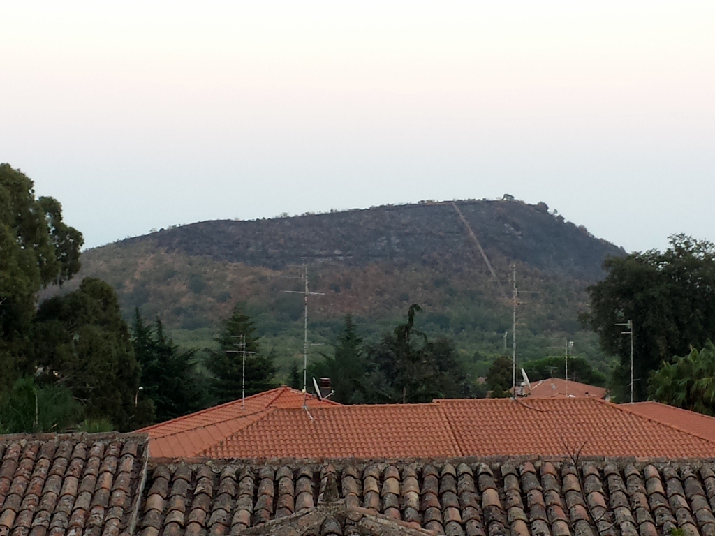 L'incendio a Monte Serra