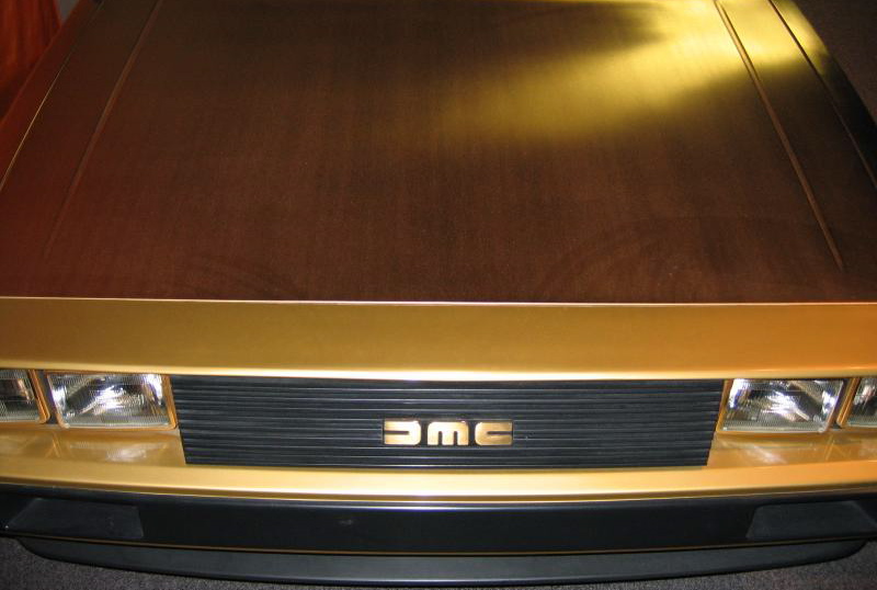 Золотой DeLorean DMC-12
