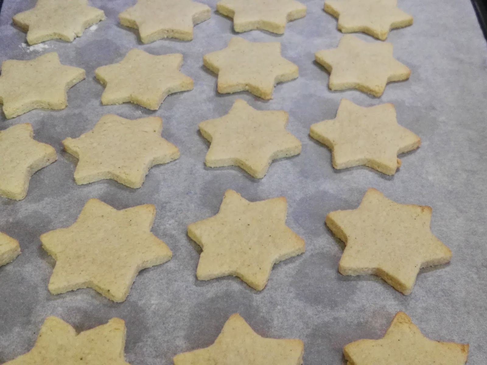 Mandelsterne belegt mit feinen Schokosternchen Mandelsterne belegt mit feinen Schokosternchen
