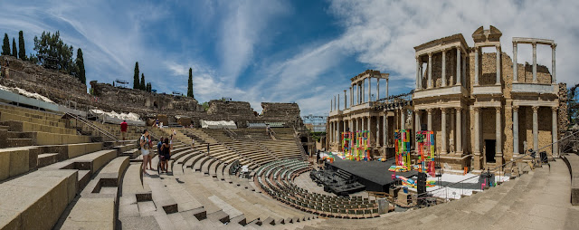 Teatro de Mérida :: Panorámica 7 x Canon EOS5D MkIII | ISO100 | Canon 17-40@17mm | f/16 | 1/50s Teatro de Mérida :: Panorámica 7 x Canon EOS5D MkIII | ISO100 | Canon 17-40@17mm | f/16 | 1/50s