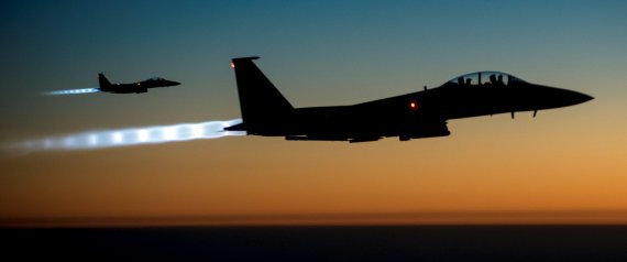 Σύρους στρατιωτικούς και γυναικόπαιδα βομβαρδίζουν οι ΗΠΑ στη Συρία