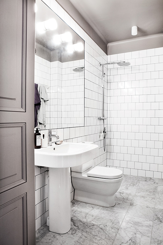 Simple yet gorgeous white bathrooms | Fantastic Frank