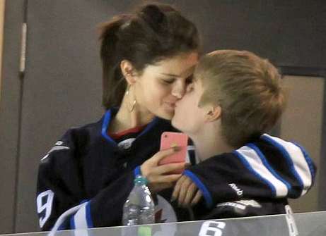 justin selena bieber gomez kiss lip together hockey canadian game