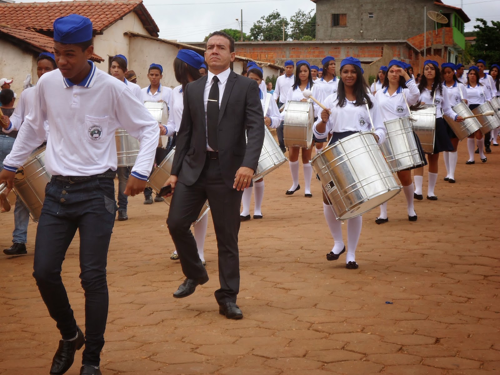 ESCOLA ESTADUAL RENATO AZEREDO: abril 2014
