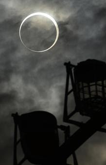gambar gerhana matahari di belakang roda ferris Tokyo