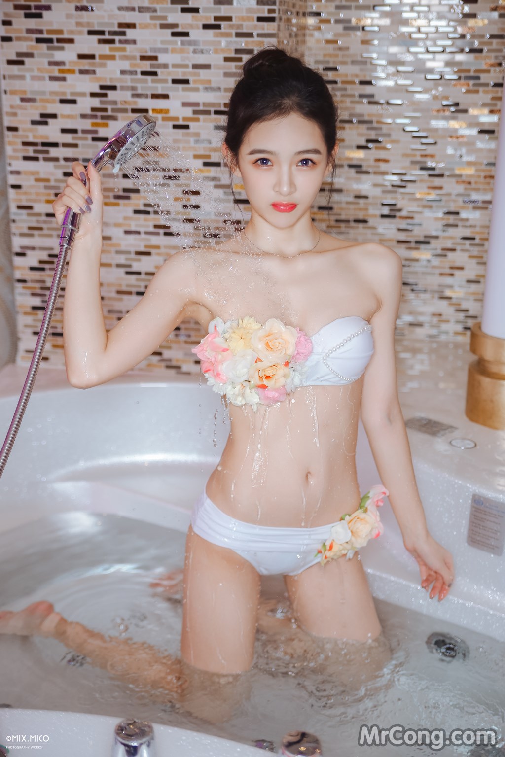Beautiful YiRan boldly shows off her sexy figure with underwear in a bath (12 pictures)