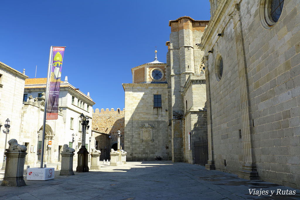 Laterales del palacio Rey Niño y la catedral de Avila