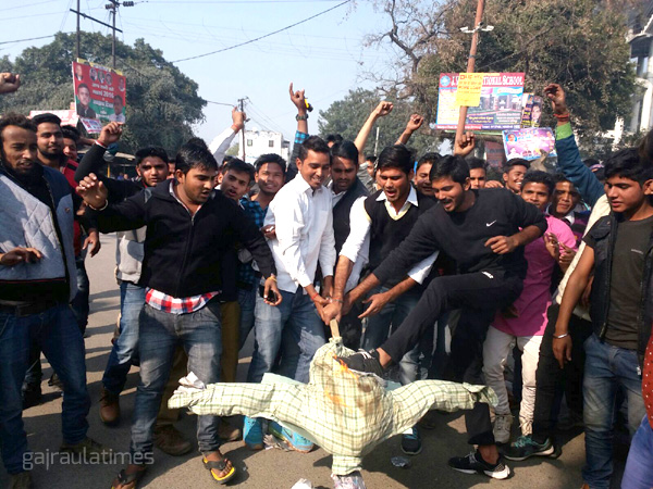 pathankot-terror-attack-virodh-in-gajraula-effigy-burnt