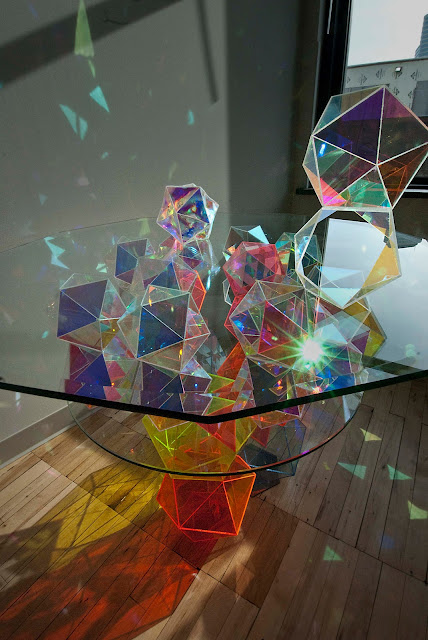 光を反射、拡散する多面体のテーブルで部屋を色彩豊かに【i】