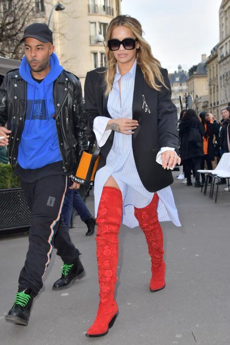 outfit con stivali rossi