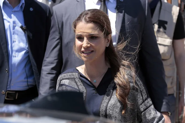 Queen Rania of Jordan meets Syrian refuges at the Karatepe municipality camp