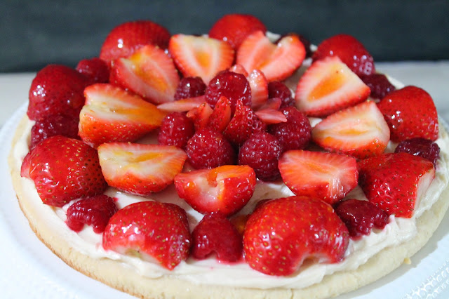 Fruit pizza, sweet pizza, summer desserts, 4th of July desserts,cream cheese frosting,fruit pizza,the cookie couture fruit pizza,summer desserts,cookie pizza,tartaleta de frutas,pizza de frutas,how to make a fruit pizza,fruit pizza recipe,