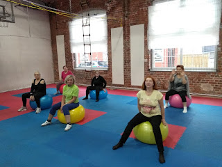Trening mięśni głębokich Senior, 50+, 60+, aktywność osób starszych, trening seniorów, Zielona Góra, Siła Wieku, klub seniora, koordynacja, równowaga, zapobiegać, leczyć, sprawność, zdrowie, sport, siła, Adriana Marczewska, Kinga Szlachcic