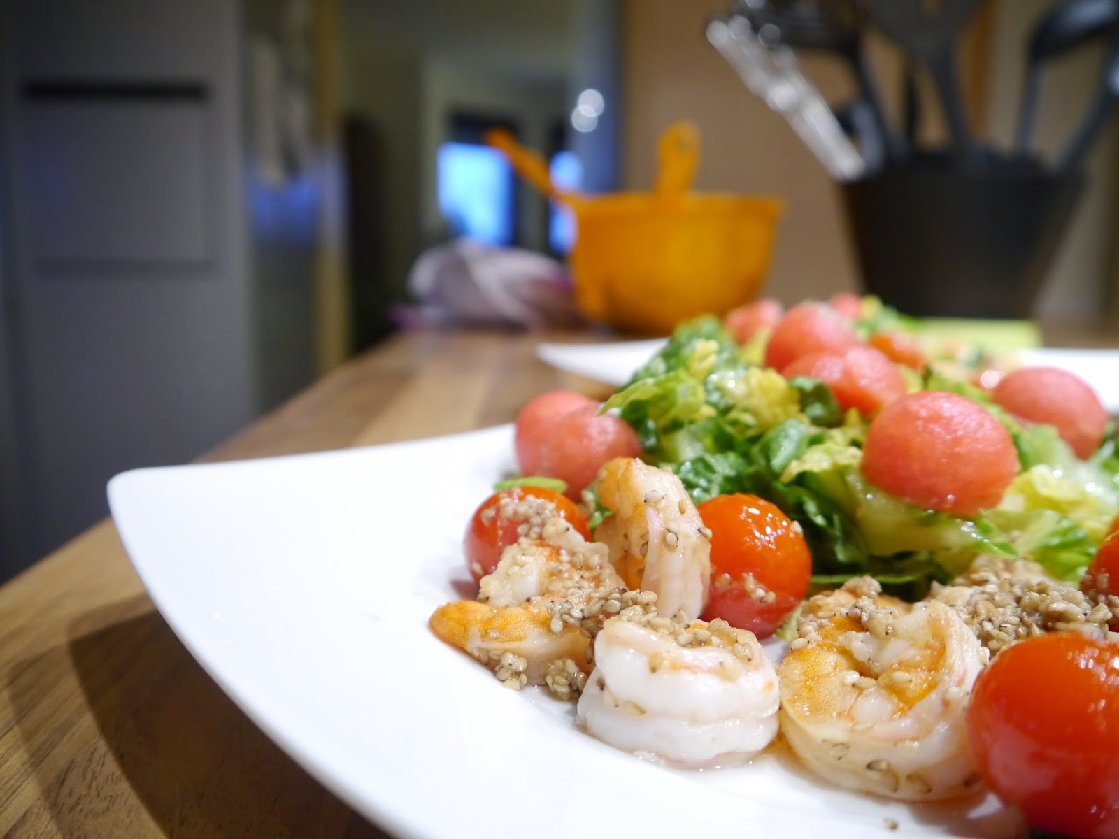 Krizi´s Kitchen: Kokos-Sesam-Scampi mit fruchtig-frischem Salat