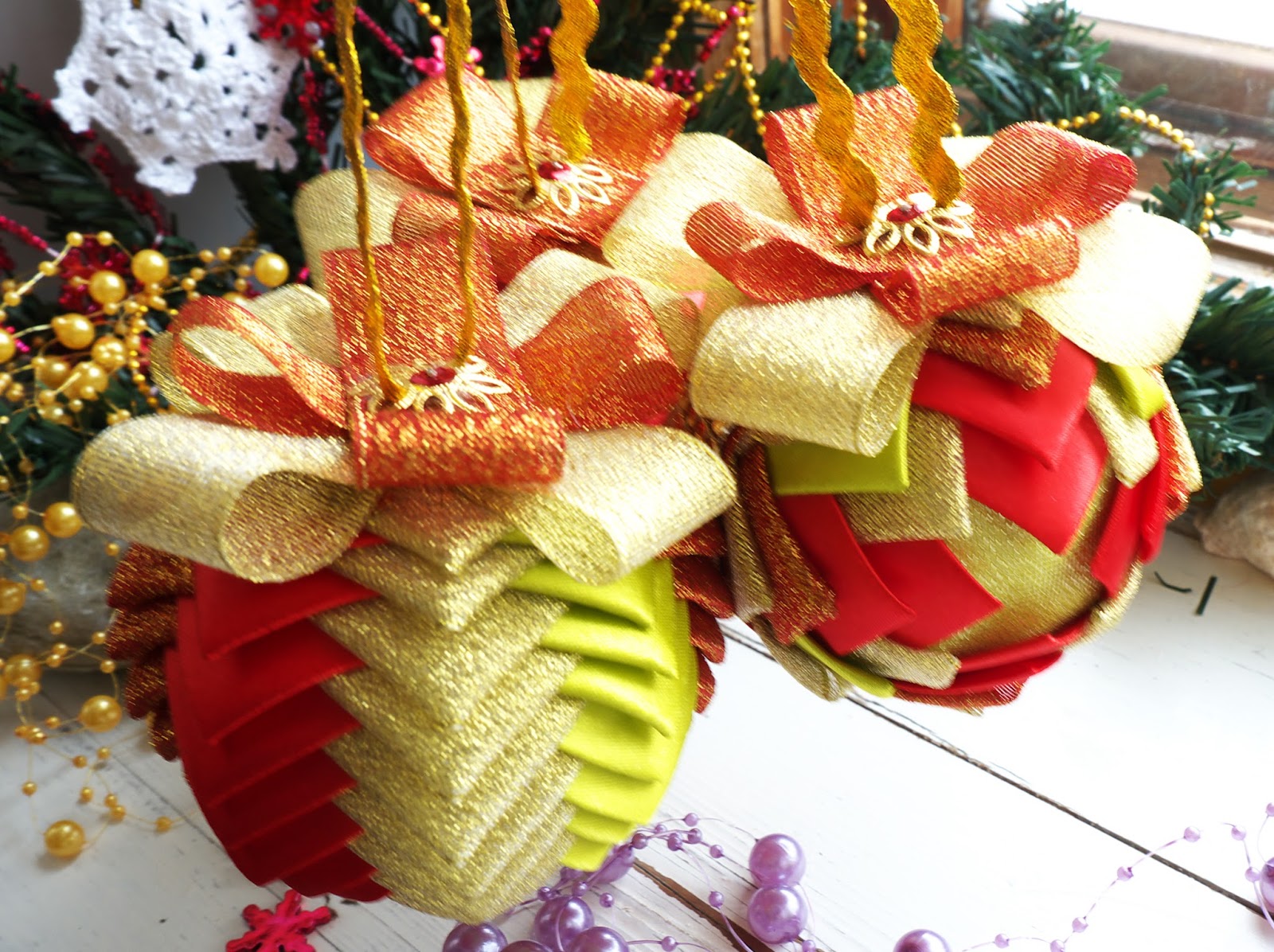 новогодние украшения из лент. украшения на елку из лент. елочка из ленточек. елочка из лент. новогодние украшения из атласных лент.