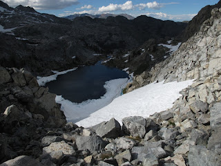 Blick hinunter zum Iceberg Lake; an der Schattenlinie befindet sich ein etwa 130m tiefer Steilhang.
